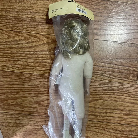 Vintage Classic 16" Doll - Picture 4 of 4